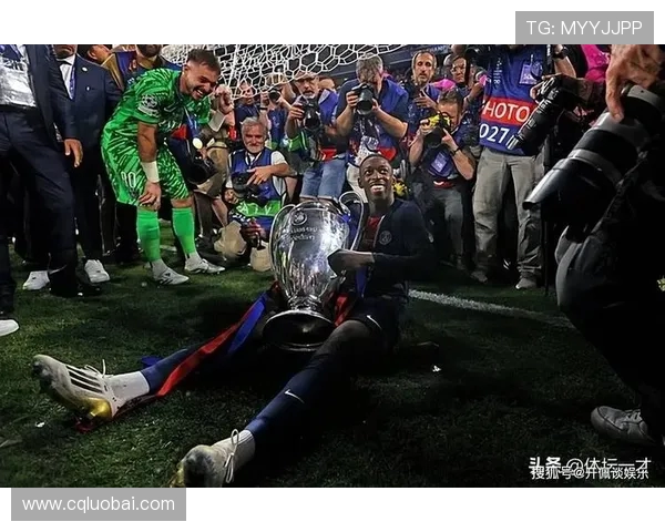 登贝莱能否闪耀全场 球迷高举手捧金球合成图点燃赛前气氛